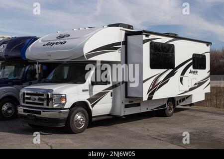 Indianapolis - circa Februar 2023: Jayco Redhawk RV. Jayco ist Teil von Thor Industries und baut Freizeitfahrzeuge, Wohnmobile und Sattelkupplungen. Stockfoto