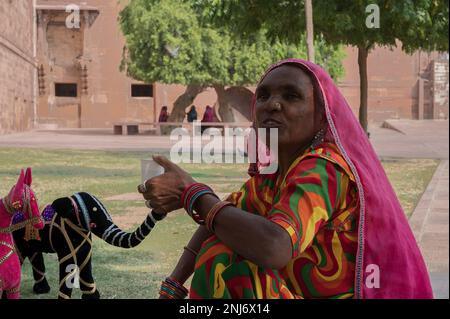 Jodhpur, Rajasthan, Indien - 19. Oktober 2019 : Alte Rajasthani-Frau, die ihre eigene handgemachte Rajasthsani-Puppe aus Pferd und Elefant verkauft. Stockfoto