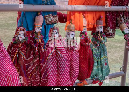 Traditionelle König- und Königin-Sets namens Raja Rani, handgefertigte Puppen oder Katputli-Sets werden im Meharangarh Fort, Jodhpur, Rajasthan, Indien zum Verkauf angeboten Stockfoto