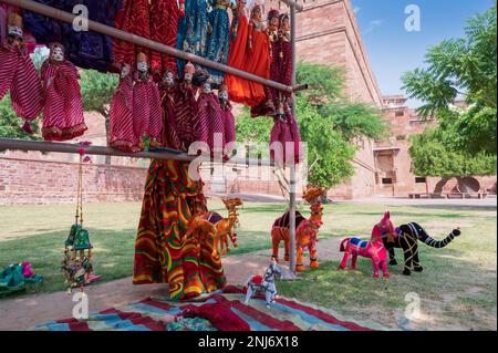 Handgefertigte Rajasthani farbenfrohe Puppen von Raja Rani, Kamel, Pferd und Elefant zum Verkauf im Mehrangarh Fort, Jodhpur, Rajasthan. Kleine Puppen. Stockfoto