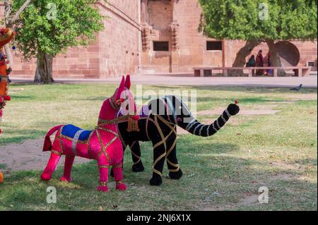 Handgefertigte Rajasthani farbenfrohe Puppen aus Pferd und Elefant zum Verkauf in Mehrangarh Fort, Jodhpur, Rajasthan. Berühmt für Farben und Schönheit. Stockfoto