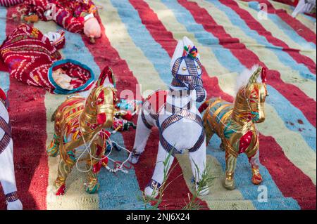 Handgemachte Rajasthani farbenfrohe Puppen von Pferden, zum Verkauf in Mehrangarh Fort, Jodhpur, Rajasthan ausgestellt. Berühmt für Farben und kleine Puppen. Stockfoto