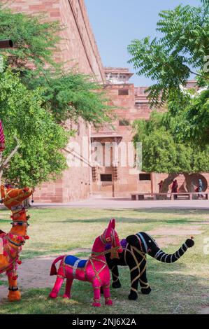 Handgefertigte Rajasthani farbenfrohe Puppen aus Pferd und Elefant zum Verkauf in Mehrangarh Fort, Jodhpur, Rajasthan. Berühmt für Farben und Schönheit. Stockfoto