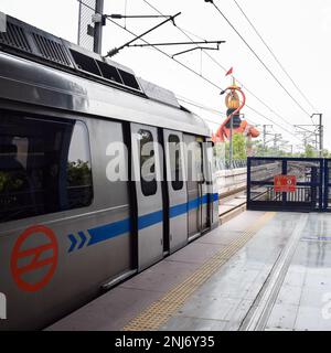 Neu-Delhi Indien – Juni 21 2022 – Ankunft der Delhi-U-Bahn an der Jhandewalan-U-Bahn-Station in Neu-Delhi, Indien, Asien, Abfahrt der öffentlichen U-Bahn von Jhande Stockfoto