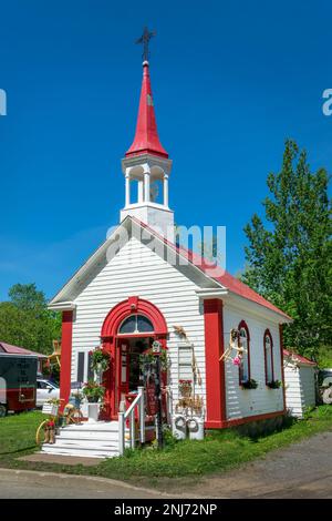 Shoppen Sie in einer alten, farbenfrohen Kapelle auf der Insel Orleans in der Nähe von Quebec City, Kanada Stockfoto