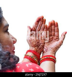 Wunderschöne Frau, die sich als indische Tradition verkleidet hat, mit Henna-Mehndi-Design auf beiden Händen, um das große Festival von Karwa Chauth mit schlichtem weißem B zu feiern Stockfoto