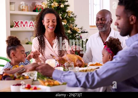 Familie Der Ganzen Generation Feiert Weihnachten Zu Hause Und Betet Vor Dem Gemeinsamen Essen Stockfoto