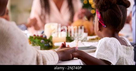 Familie Der Ganzen Generation Feiert Weihnachten Zu Hause Und Betet Vor Dem Gemeinsamen Essen Stockfoto