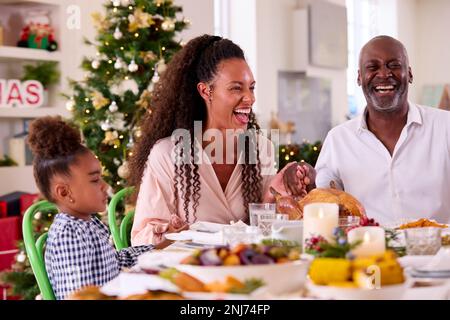 Familie Der Ganzen Generation Feiert Weihnachten Zu Hause Und Betet Vor Dem Gemeinsamen Essen Stockfoto