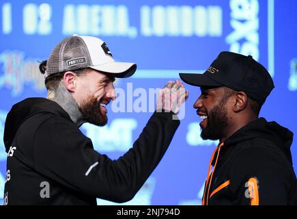 Aaron Chalmers (links) und Floyd Mayweather während einer Pressekonferenz im Leonardo Royal Hotel, London. Bilddatum: Mittwoch, 22. Februar 2023. Stockfoto