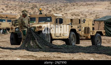 Soldaten des 2. Kampfteams der Panzerbrigade, 1. Infanteriedivision, legen Netznetze im National Training Center in Fort Irwin, Kalifornien, 5. August 2022 aus. Stockfoto