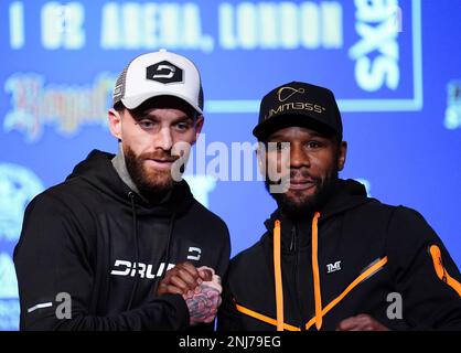 Aaron Chalmers (links) und Floyd Mayweather während einer Pressekonferenz im Leonardo Royal Hotel, London. Bilddatum: Mittwoch, 22. Februar 2023. Stockfoto