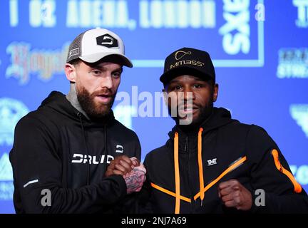 Aaron Chalmers (links) und Floyd Mayweather während einer Pressekonferenz im Leonardo Royal Hotel, London. Bilddatum: Mittwoch, 22. Februar 2023. Stockfoto