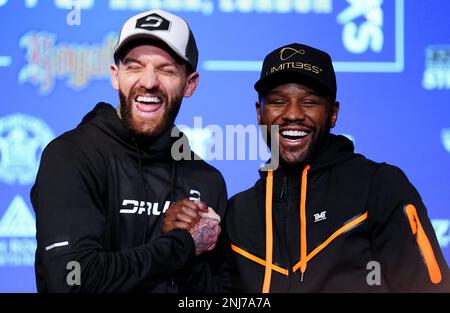 Aaron Chalmers (links) und Floyd Mayweather während einer Pressekonferenz im Leonardo Royal Hotel, London. Bilddatum: Mittwoch, 22. Februar 2023. Stockfoto