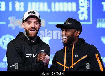 Aaron Chalmers (links) und Floyd Mayweather während einer Pressekonferenz im Leonardo Royal Hotel, London. Bilddatum: Mittwoch, 22. Februar 2023. Stockfoto