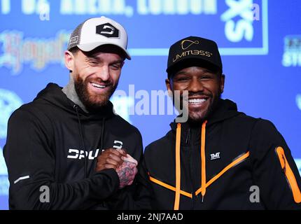Aaron Chalmers (links) und Floyd Mayweather während einer Pressekonferenz im Leonardo Royal Hotel, London. Bilddatum: Mittwoch, 22. Februar 2023. Stockfoto