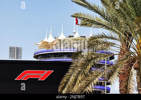 Sakhir, Bahrain. 22. Februar 2023 Circuit Atmosphere – F1-Logo. Formula One Testing, Preparations, Mittwoch, 22. Februar 2023. Sakhir, Bahrain. Stockfoto