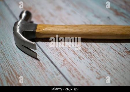 Hammer und auf Holztisch Stockfoto