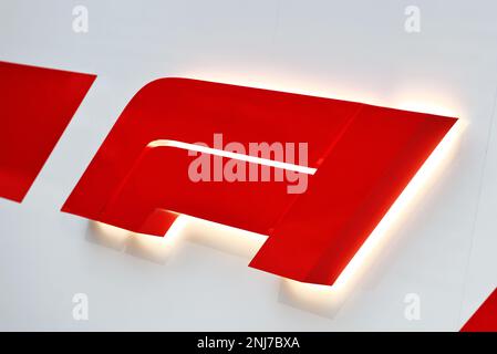 Sakhir, Bahrain. 22. Februar 2023 Circuit Atmosphere – F1-Logo. Formula One Testing, Preparations, Mittwoch, 22. Februar 2023. Sakhir, Bahrain. Stockfoto