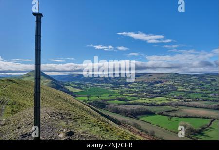 Der lange Mynd und die Kirche Stretton, vom Gipfel des Lawley aus gesehen, in der Nähe von Church Stretton, Shropshire Stockfoto