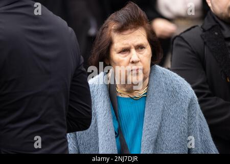 Mailand, Italien. Am 22. Februar 2023 wird Suzy Menkes während der Mailänder Fashion Week für Damen im Herbst/Winter 2023/2024 am 22. Februar 2023 in Mailand, Italien, gesehen. Stockfoto