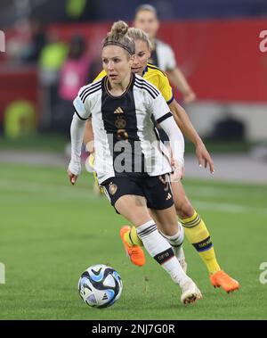 Duisburg, Deutschland. 21. Februar 2023. Svenja Huth (GER), Frauen-Fußballspiel, Deutschland gegen Schweden, Duisburg, 21.02.2023. Kredit: Juergen Schwarz/Alamy Live News Stockfoto