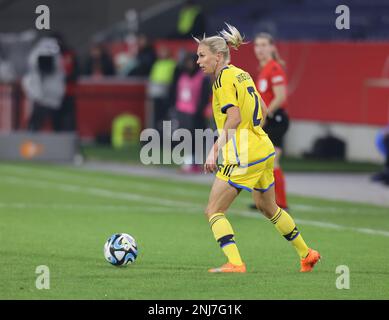 Duisburg, Deutschland. 21. Februar 2023. Jonna Andersson (SWE), Svenja Huth (GER), Frauen-Fußballspiel, Deutschland gegen Schweden, Duisburg, 21.02.2023. Kredit: Juergen Schwarz/Alamy Live News Stockfoto