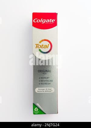 Packung Zahnpasta der Marke Colgate isoliert auf weißem Hintergrund Stockfoto