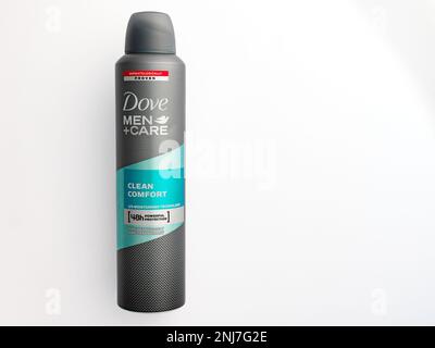 Isolierte Dose Antitranspirant Deodorant Spray der Marke Dove auf weißem Hintergrund Stockfoto