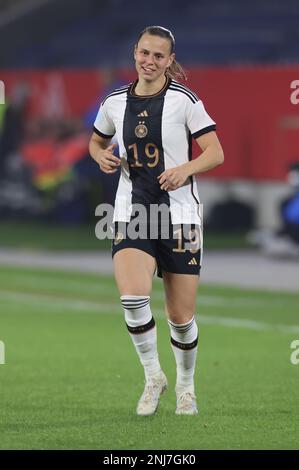 Duisburg, Deutschland. 21. Februar 2023. Klara Bühl (GER), Frauenfußballspiel, Deutschland gegen Schweden, Duisburg, 21.02.2023. Kredit: Juergen Schwarz/Alamy Live News Stockfoto