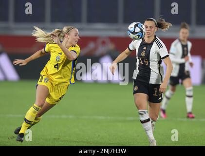 Duisburg, Deutschland. 21. Februar 2023. Stina Lennartson (SWE), Klara Bühl (GER), Frauen-Fußballspiel, Deutschland gegen Schweden, Duisburg, 21.02.2023. Kredit: Juergen Schwarz/Alamy Live News Stockfoto