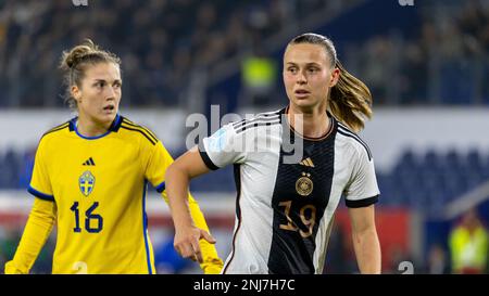 Deutschland, Duisburg, 21/02/2023, Klara Bühl (Deutschland, 19) - Freundschaftsspiel DFB-Frauen gegen Schweden / Friendlymatch German Womens Nationalteam Againts sweden um 21.02.2023 Uhr (Deutschland, Duisburg, Schauinsland-Reisen-Arena) - Credit: Alamy/ Tim Bruenjes Stockfoto