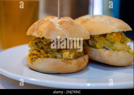 Typischer Mini-Burger-Snack aus dem Baskenland, Pinchos oder Pinxtos, kleines Stück Brot mit verschiedenen Belägen, serviert in der Bar in San-Sebastian oder Bilba Stockfoto