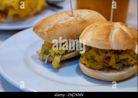 Typischer Mini-Burger-Snack aus dem Baskenland, Pinchos oder Pinxtos, kleines Stück Brot mit verschiedenen Belägen, serviert in der Bar in San-Sebastian oder Bilba Stockfoto