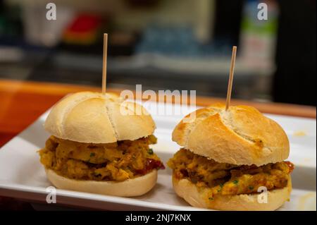 Typischer Mini-Burger-Snack aus dem Baskenland, Pinchos oder Pinxtos, kleines Stück Brot mit verschiedenen Belägen, serviert in der Bar in San-Sebastian oder Bilba Stockfoto