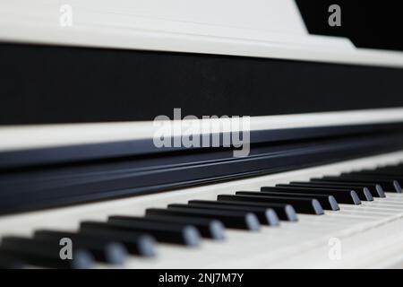 Modernes weißes Syntesizer-Klavier. Professionelles High-End-Musikinstrument für Pianisten Stockfoto