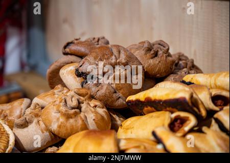 Spanische Snacks und Street Food, gebackener Kuchen Empanadilla mit verschiedenen Füllungen auf dem Markt in San-Sebastian, Spanien, aus nächster Nähe Stockfoto