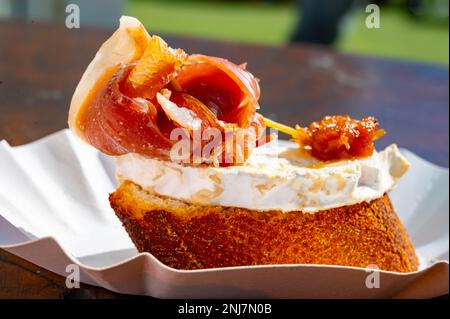 Typischer Mini-Burger-Snack aus dem Baskenland, Pinchos oder Pinxtos, kleines Stück Brot mit verschiedenen Belägen, serviert in der Bar in San-Sebastian oder Bilba Stockfoto