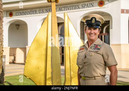 MARINE STATION ROTA, Spanien (5. August 2022) Command Master Chief (CMC) Kimberly Ferguson, CMC von Naval Station (NAVSTA) Rota, posiert für ein Foto vor dem Kommandogebäude auf NAVSTA Rota, 5. August 2022. Stockfoto