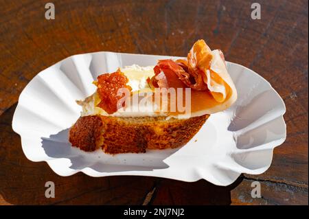 Typischer Mini-Burger-Snack aus dem Baskenland, Pinchos oder Pinxtos, kleines Stück Brot mit verschiedenen Belägen, serviert in der Bar in San-Sebastian oder Bilba Stockfoto