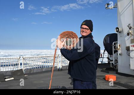 LT. Thompson, ein Mitglied des medizinischen Personals, nimmt am Schadenskontrolltraining am 5. August 2022 Teil. Crewmitglieder an Bord des Coast Guard Cutter Healy Zuges, damit sie auf eine Vielzahl von Szenarien reagieren können. - AUS DEN USA Hilfsfoto der Küstenwache von Deborah Heldt Cordone. Stockfoto