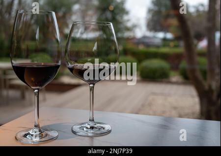 Verkostung roter reserva rioja Weine, Besuch des Weinkellers in Haro, der Hauptstadt der Weinregion Rioja, Spanien Stockfoto