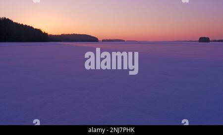 Wintermorgen auf dem Suvasvesi-See. Vehmersalmi, Kuopio, Finnland, 2023-02-22 07:56 +02. Temp. -24 °C, Wind N 1 m/s. Stockfoto