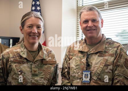 Oberst Ginger Ormond, (links) 919. Special Operations Maintenance Group Commander, und LT. Oberst Michael Meyer, Air Force Reserve Command Richter Advocate Inspector, nehmen Sie sich einen Moment Zeit für ein Foto im Duke Field, Florida, 5. August 2022. Beamte der AFRC, die auf die jeweiligen Laufbahnbereiche spezialisiert sind, arbeiteten in Zusammenarbeit mit dem Team des Generalinspektors mit Agenturen der gesamten Basis zusammen, um die Einhaltung der Vorschriften der Luftwaffe im Rahmen der Effizienzüberprüfung der Einheit zu bewerten. Stockfoto