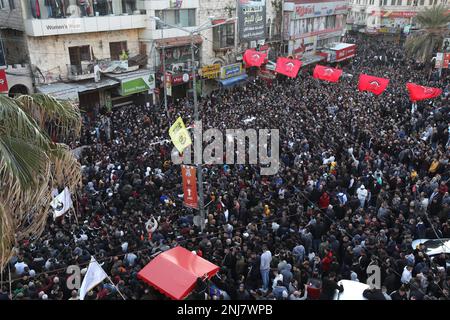 Nablus, Palästinensische Gebiete. 22. Februar 2023. Menschen tragen Leichen von Palästinensern, die bei einem israelischen Überfall in der Westuferstadt Nablus getötet wurden. Kredit: Ayman Nobani/dpa/Alamy Live News Stockfoto