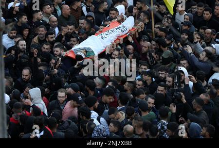 Nablus, Palästinensische Gebiete. 22. Februar 2023. Menschen tragen Leichen von Palästinensern, die bei einem israelischen Überfall in der Westuferstadt Nablus getötet wurden. Kredit: Ayman Nobani/dpa/Alamy Live News Stockfoto