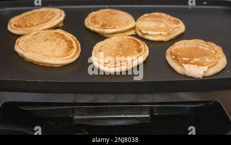 Pfannkuchen auf einem Grill für ein leckeres Frühstück. Stockfoto