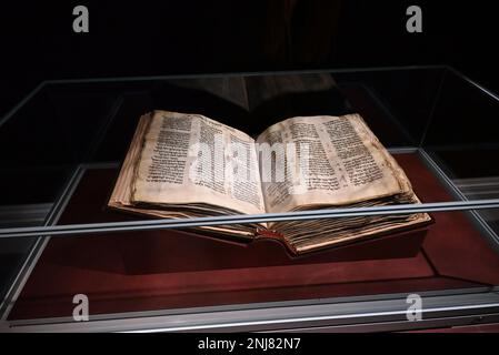 Die Früheste , Vollständigste Hebräische Bibel , Die Je Entdeckt Wurde . Ein wichtiger Eckpfeiler der Menschheitsgeschichte der Kodex ist mehr als 1000 Jahre alt und bietet eine Brücke von den Schriftrollen des antiken Toten Meeres zur Bibel des Toady . Der Codex wird diesen Mai in New York mit einer Schätzung von 30/50 Millionen Dollar angeboten und ist damit das wertvollste historische Dokument oder Manuskript, das bei der Auktion erscheint. Stockfoto