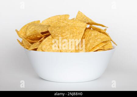 Corn Tortilla Chips in der Schüssel auf weißem Hintergrund Stockfoto