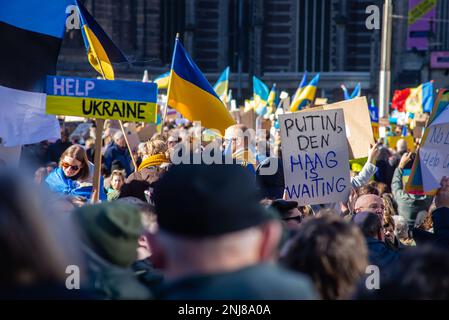 27. Februar 2022, Dam-Platz, Amsterdam, Niederlande, friedlicher Protest gegen den Krieg in der Ukraine mit ukrainischen Flaggen, gelben und blauen Ballonen und Stockfoto